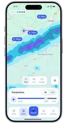 Écran Radar de l’application : lame d’eau en cours sur le parcellaire, avec la frise des précipitations